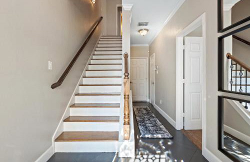 3 BD Townhome w Rooftop Terrace w Free Parking - Foto 8