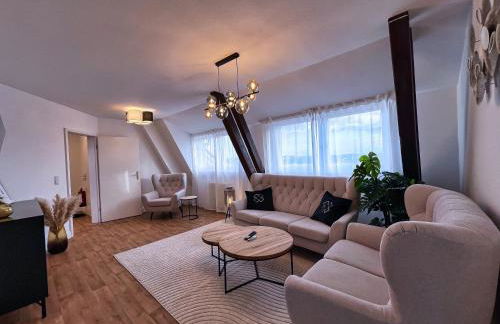 Helle großzügige Dachgeschoss Wohnung I Parkplatz I Schloss Blick #Cosiness Company - Foto 1