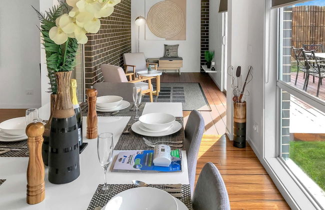 Sleek Stylish Modern Close to Airport - Foto 23