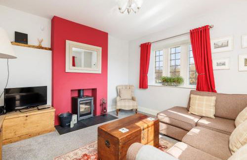 The Old Abbey Farmhouse - Stay at Quarr Abbey Monastery - Pet-Friendly Farmhouse with History & Countryside Views, surrounded by woodland & nature - Photo 2