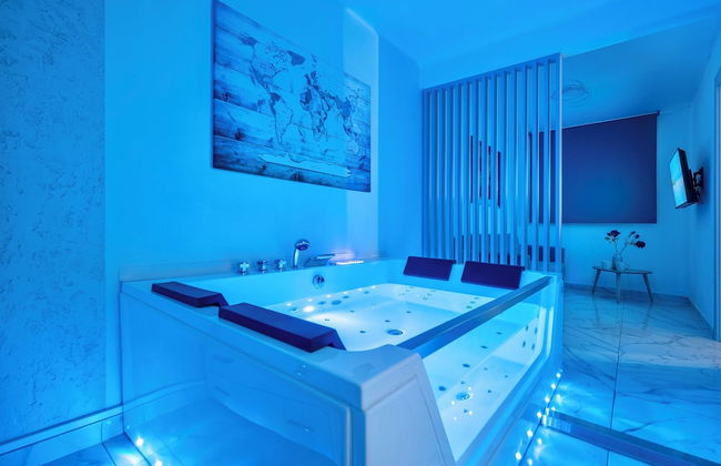 Premium Jacuzzi Suite at the City Center - Photo 14