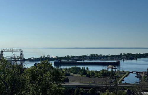 Comfy, Close to Downtown with Lake & Lift Bridge Views - Foto 49