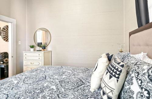 Charming and Historic Bungalow Near All - Foto 19