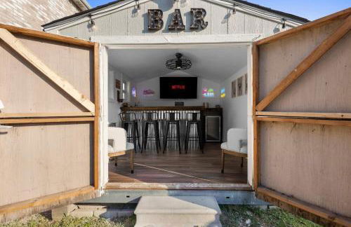 Heated Pool & Spa Mini Golf Bowling Game Room perfect for family - Photo 9