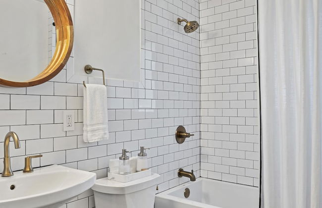 Beach Bliss 10 Mins to Waves 3BR Oasis With Pool - Foto 69