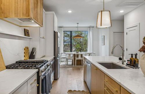 Modern Multi-Level Retreat with Rooftop Hot Tub - Foto 16