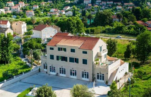 Apartments Azzurro- Three Bedroom Apartment with Terrace and Hot Tub Azzurro I-donji - Foto 2