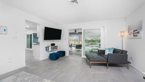 Tranquility Waterfront Villa with Pool & Dock - Foto 5, furniture, pet friendly