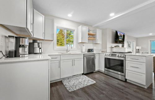 Lakefront - Spacious Family Getaway with Dock! - Foto 6