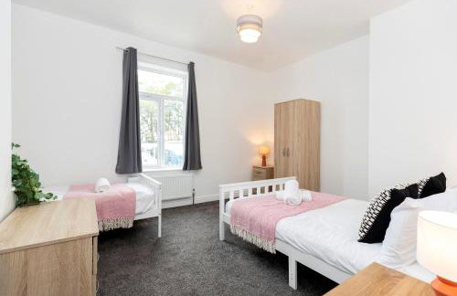 2-Bed House•Free Parking•WiFi•Long Stays Welcome - Photo 3