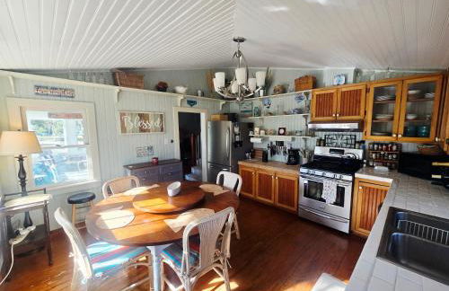 Historic Old Oak Cottage-Great water views! - Foto 16