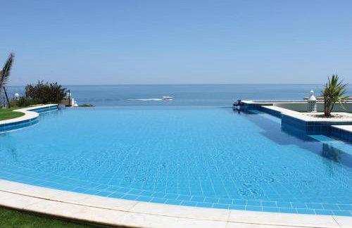 Breathtaking Villa with infinity pool over the sea - Foto 1