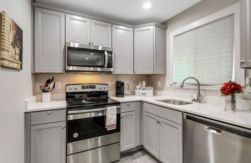 Cozy Cumberland ATL Home w Hot Tub - Foto 24