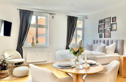 Modernes Appartement "ALTE MÄDCHENSCHULE", inkl Stellplatz, E-Bike Ladestation, Boxspringbett, Business, 2 Personen, gratis Kaffee und Tee, WLAN - Foto 2