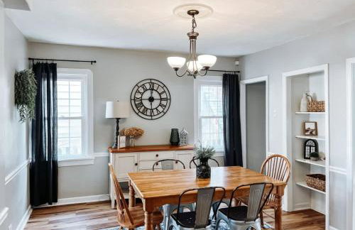 Large 4 Bedroom Home Close to Airport and IX Center - Foto 2