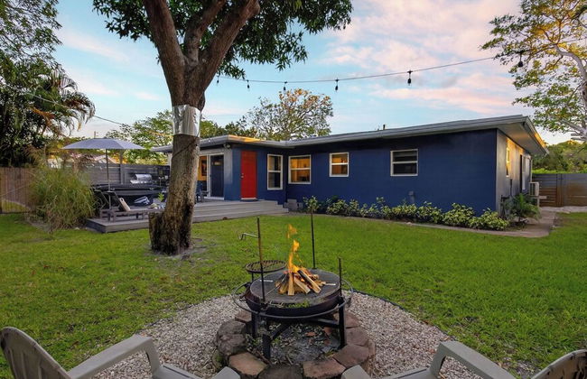 Hot Tub, Firepit, Deck | 10mins to Beach | Middle Terrace Cottage by AvantStay - Foto 43