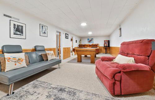 Family Perfect 4BR Home with Hot Tub, Pool Table, Fenced Yard, Cozy Fireplace, Mountain Views, Walkable Neighborhood, Near Parks, Dining, and Adventure - Foto 45