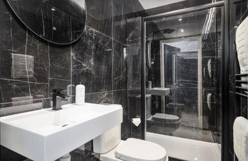 Anfield House - Liverpool Retreat 7 Bedroom Home - Photo 25