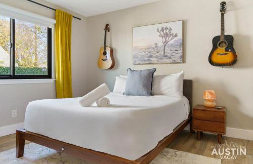 Family 3BR 2BA Home Near Charming Main Street w Cowboy Pool by Austin Vacay - Foto 38