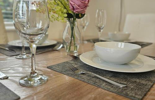 Modern Comfy 3 Bed Home - Free 2 space driveway - Free road parking - Free Netflix - Foto 33