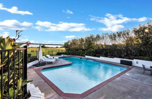 Lakefront Luxe 6BR 4B Home with Pool & Hot Tub - Foto 31