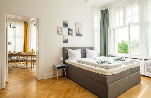 KAISER 02 by ROCKCHAIR Apartments l SUPERHOST Status l 3 Bedrooms Boxspringbeds 2 Bathrooms l Cozy Family & Business Flair 155 sqm 3 Balcony 2nd Floor Elevator up to 10 guests welcomes you! - Foto 30