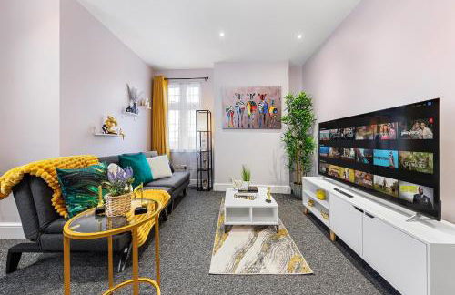 Spacious London 2-Bed Flat with a King Bed-Save on Long Stays-5 Separate Beds- Parking Available! - Foto 1