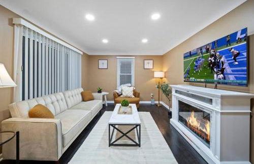 Elegant Oasis 4 Bedroom Home Away from Home - Photo 1