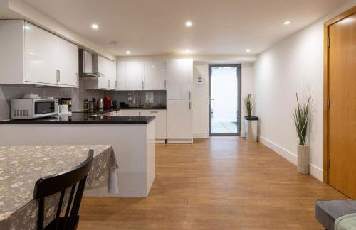 Zone 1 Modern 2 Bed 2 Bath Apt with outdoor space Hyde park - Foto 25