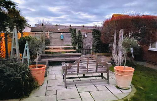 Shoreline hideaway - next to the beach - Foto 24