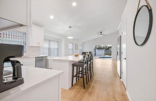 Disney-Close Lakefront Renovated 4BR Pool - Foto 40