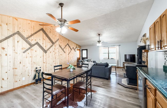 Andy Woods Lodge - 4 Bedrooms, 1.5 Baths, Sleeps 8 4 Home by RedAwning - Foto 15