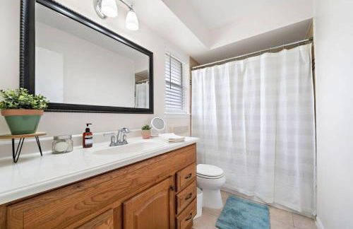 Covered Back Patio Covered Parking Game Room WIFI Smart TV's every room Washer & Dryer - Foto 5