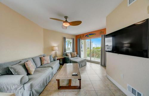Spacious 2BR Oasis Steps to Treasure Island Beach - Foto 11