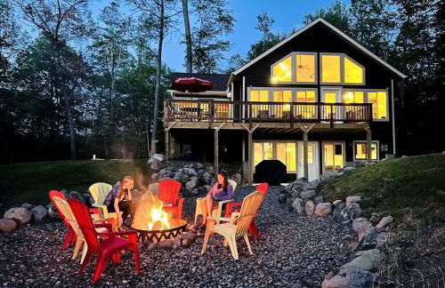 Group Lake Cabin with Ping Pong Table Loaded with Kayaks in Wisconsin - Foto 1