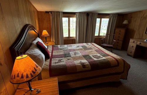 Charming Montana Bungalow with Madison River Views, Steps from Main Street in Ennis, MT - Foto 29