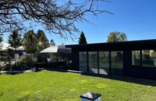 Little Woodlands Chalet with Private Garden & Hot Tub - Foto 1