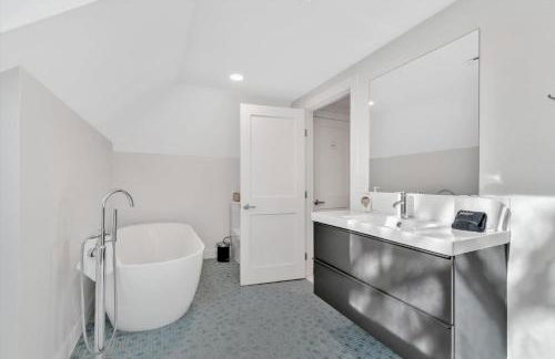 Waterfront Retreat with Private Dock and Fire Pit, Sleeps 8, Outdoor Dining, Spa-Style Primary, Gourmet Kitchen with Dual Dishwashers, Gas Fireplace, River Views, Bright Open Layout, Central AC, Perfect Coastal Escape for Families, 24 Hr Hospitality - Foto 53