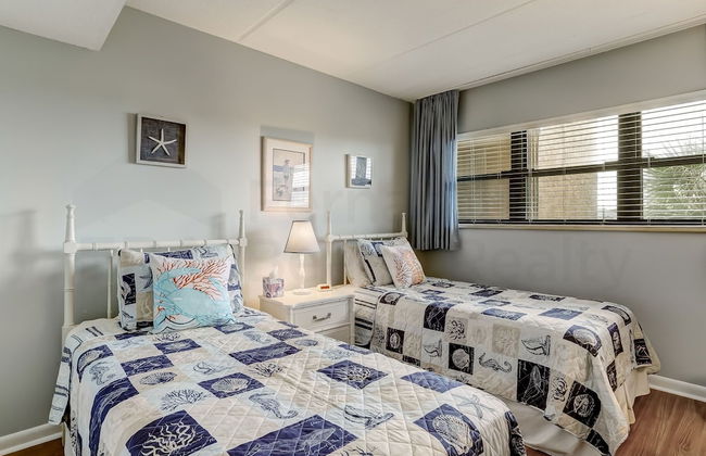 Convenience Direct Oceanfront Condo with Private Balcony by RedAwning - Photo 8