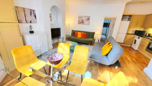 Spacious & Cosy 2 Bedroom Home plus 2 Sofa-beds with Private Entrance and Back Patio, 3 min walk to Earl's Court Station - Photo 2