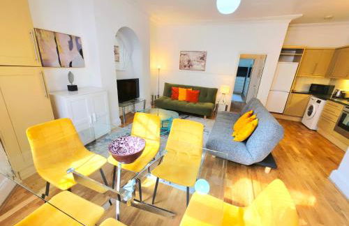 Spacious & Cosy 2 Bedroom Home plus 2 Sofa-beds with Private Entrance and Back Patio, 3 min walk to Earl's Court Station - Photo 2