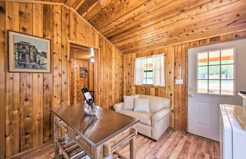 Couples Cabin with Luxury Deck, 1 Mi to Canyon Lake! - Foto 8