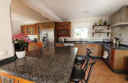 5 Bedroom Villa with HEATED Pool with breath-taking Sea Views, Walking distances to Shops Restaurants Beach - Photo 11