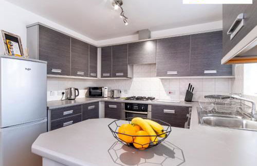 LONG STAYS 30pct OFF - Comfy 3 Bed House near City Centre - PS4 - PARKING By Klarok Short Lets & Serviced Accommodation - Photo 6