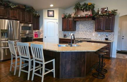 Wasatch Retreat 5 bed 3 5 bath pool table game room - Photo 33