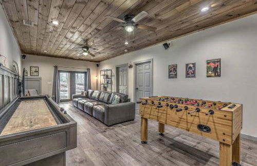 5-Star Cabin wHot Tub, Game Room, & Resort Perks! - Foto 3