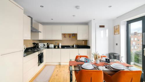 Modern Top-Floor 2-Bedroom, 2-Bathroom Apartment with Lift & a Private Balcony, Sleeps 6 - Foto 2, stove, toaster