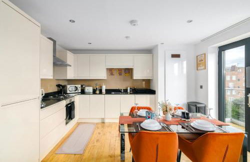 Modern Top-Floor 2-Bedroom, 2-Bathroom Apartment with Lift & a Private Balcony, Sleeps 6 - Foto 2