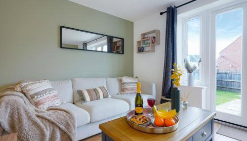 Charming House - Close to Shops & City Centre - Free Parking, Self-Check-In, Fast WiFi & Smart TV with Netflix by Yoko Property - Foto 3