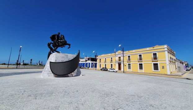 Puerto Cabello Guided Tour - Photo 4, Stroll through Plaza Bolívar